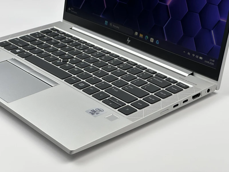 HP EliteBook 840 G7 z procesorem i5-10310U, ekranem 14" FHD i klawiaturą US. Laptop biznesowy z Intel UHD Graphics i aluminiową obudową.