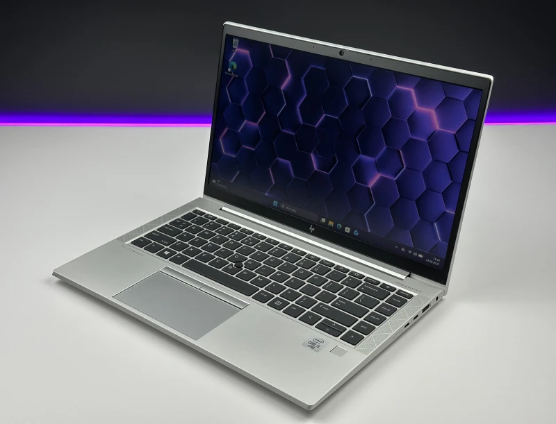 HP EliteBook 840 G7 z procesorem i5-10310U, ekranem 14" FHD i klawiaturą US. Laptop biznesowy z Intel UHD Graphics i aluminiową obudową.