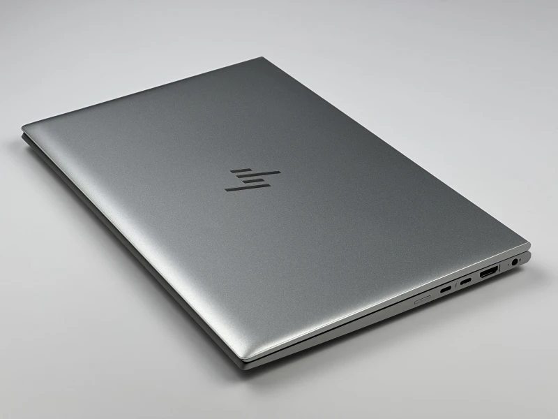 HP EliteBook 840 G7 z procesorem i5-10310U, ekranem 14" FHD i klawiaturą US. Laptop biznesowy z Intel UHD Graphics i aluminiową obudową.