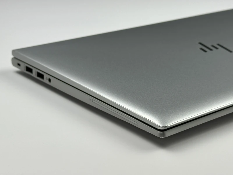 HP EliteBook 840 G7 z procesorem i5-10310U, ekranem 14" FHD i klawiaturą US. Laptop biznesowy z Intel UHD Graphics i aluminiową obudową.