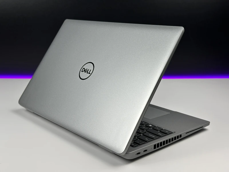 Dell Latitude 5550 z procesorem i5-1345U, 8GB RAM, dotykowym ekranem 15.6" FHD i modemem LTE. Laptop biznesowy z klawiaturą US i Intel Iris Xe.