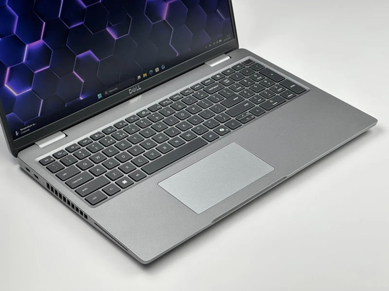 Dell Latitude 5550 z procesorem i5-1345U, 8GB RAM, dotykowym ekranem 15.6" FHD i modemem LTE. Laptop biznesowy z klawiaturą US i Intel Iris Xe.