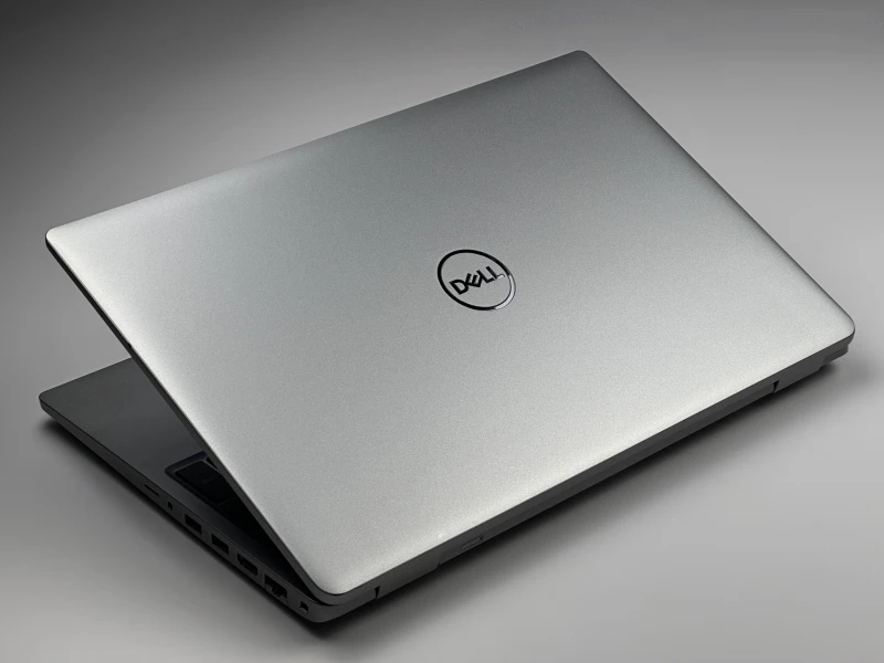 Dell Latitude 5550 z procesorem i5-1345U, 8GB RAM, dotykowym ekranem 15.6" FHD i modemem LTE. Laptop biznesowy z klawiaturą US i Intel Iris Xe.