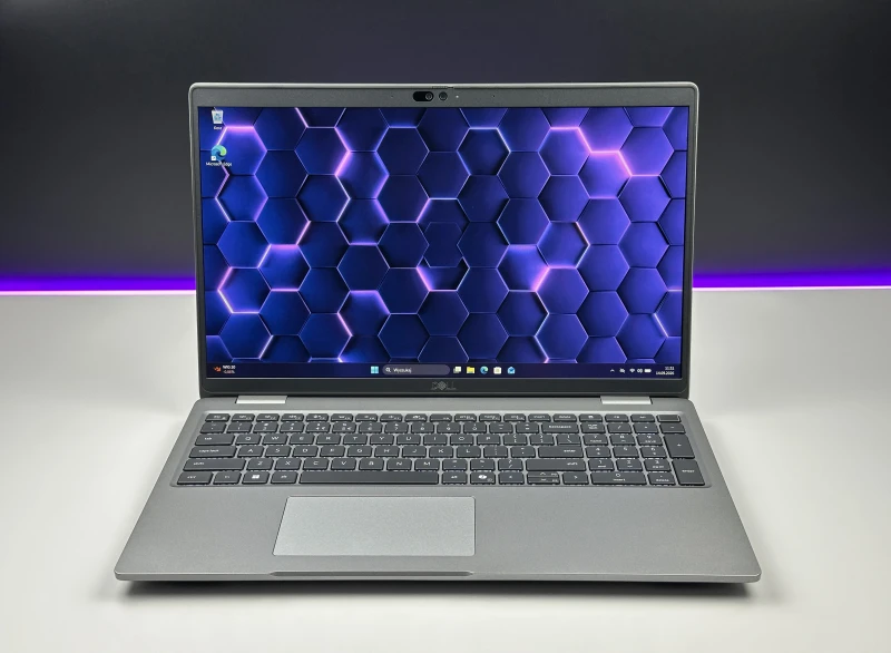 Dell Latitude 5550 z procesorem i5-1345U, 8GB RAM, dotykowym ekranem 15.6" FHD i modemem LTE. Laptop biznesowy z klawiaturą US i Intel Iris Xe.