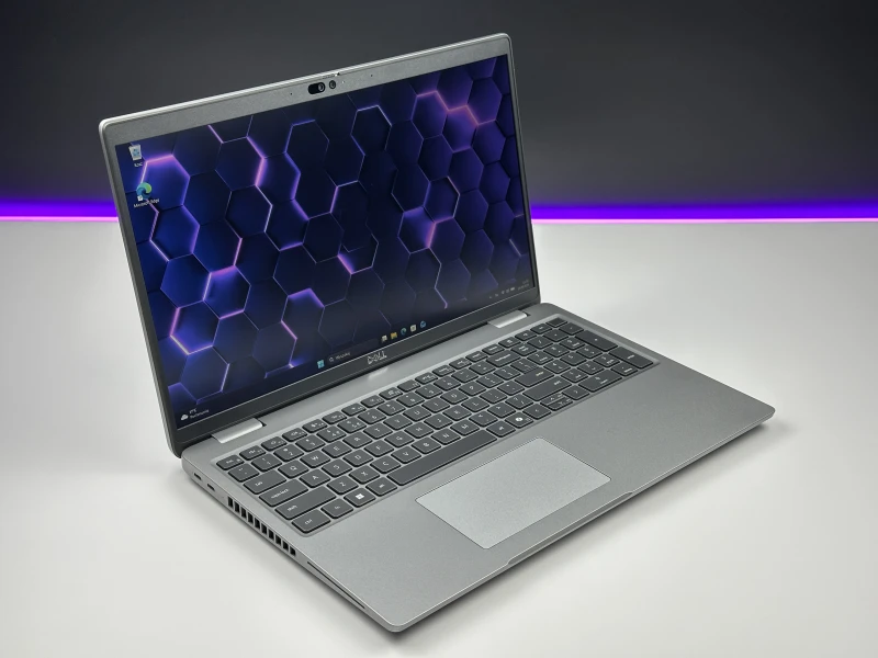 Dell Latitude 5550 z procesorem i5-1345U, 8GB RAM, dotykowym ekranem 15.6" FHD i modemem LTE. Laptop biznesowy z klawiaturą US i Intel Iris Xe.