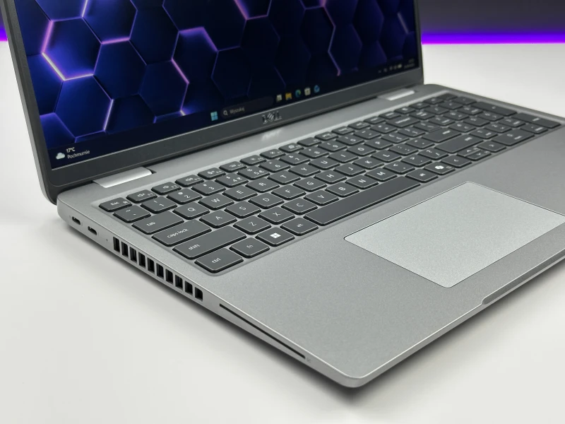 Dell Latitude 5550 z procesorem i5-1345U, 8GB RAM, dotykowym ekranem 15.6" FHD i modemem LTE. Laptop biznesowy z klawiaturą US i Intel Iris Xe.