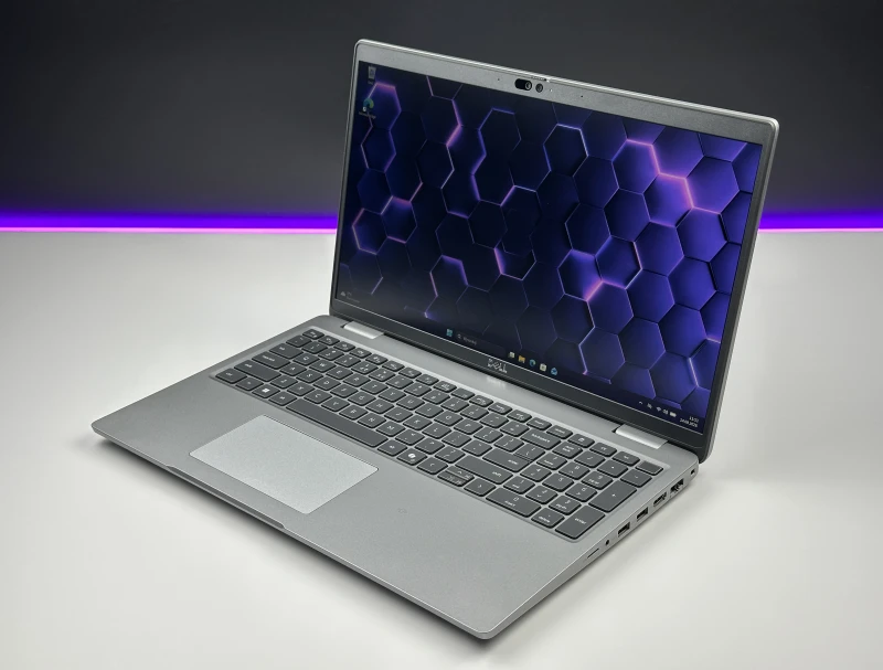 Dell Latitude 5550 z procesorem i5-1345U, 8GB RAM, dotykowym ekranem 15.6" FHD i modemem LTE. Laptop biznesowy z klawiaturą US i Intel Iris Xe.