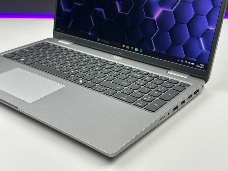 Dell Latitude 5550 z procesorem i5-1345U, 8GB RAM, dotykowym ekranem 15.6" FHD i modemem LTE. Laptop biznesowy z klawiaturą US i Intel Iris Xe.