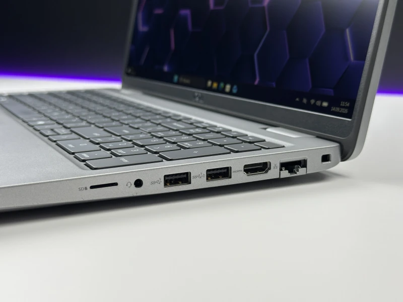 Dell Latitude 5550 z procesorem i5-1345U, 8GB RAM, dotykowym ekranem 15.6" FHD i modemem LTE. Laptop biznesowy z klawiaturą US i Intel Iris Xe.