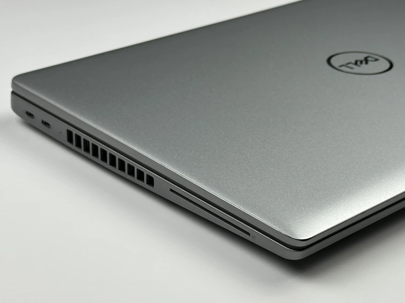 Dell Latitude 5550 z procesorem i5-1345U, 8GB RAM, dotykowym ekranem 15.6" FHD i modemem LTE. Laptop biznesowy z klawiaturą US i Intel Iris Xe.