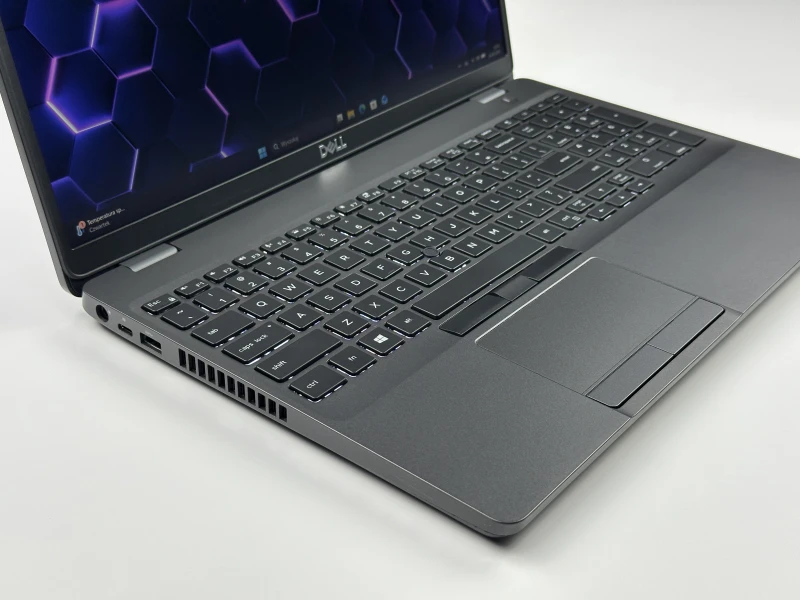 DELL Latitude 5500 i7-8665U, FHD – solidny laptop biznesowy z klawiaturą US, idealny do pracy biurowej i zdalnej. Wydajność i niezawodność.