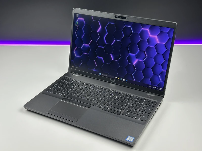 DELL Latitude 5500 i7-8665U, FHD – solidny laptop biznesowy z klawiaturą US, idealny do pracy biurowej i zdalnej. Wydajność i niezawodność.