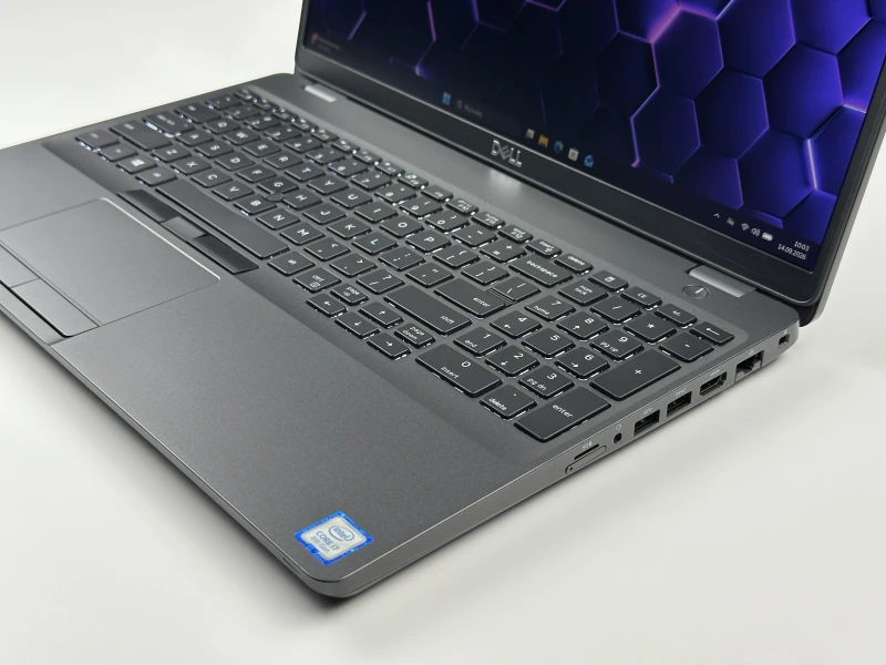 DELL Latitude 5500 i7-8665U, FHD – solidny laptop biznesowy z klawiaturą US, idealny do pracy biurowej i zdalnej. Wydajność i niezawodność.