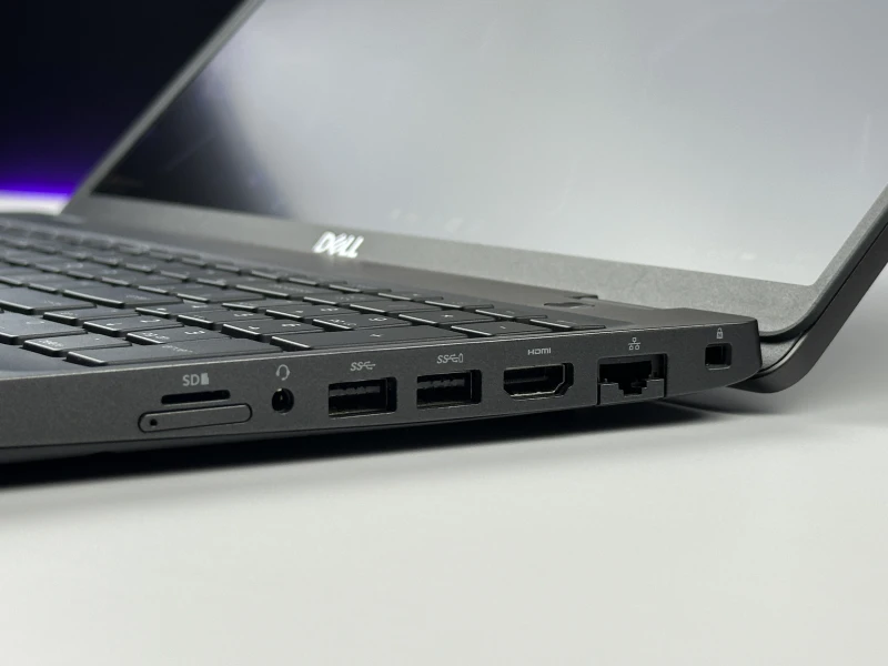DELL Latitude 5500 i7-8665U, FHD – solidny laptop biznesowy z klawiaturą US, idealny do pracy biurowej i zdalnej. Wydajność i niezawodność.
