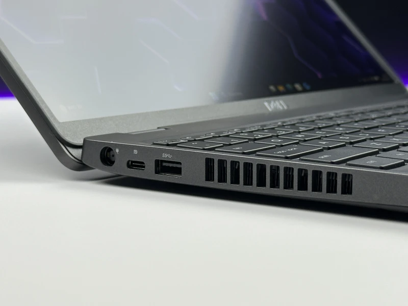 DELL Latitude 5500 i7-8665U, FHD – solidny laptop biznesowy z klawiaturą US, idealny do pracy biurowej i zdalnej. Wydajność i niezawodność.