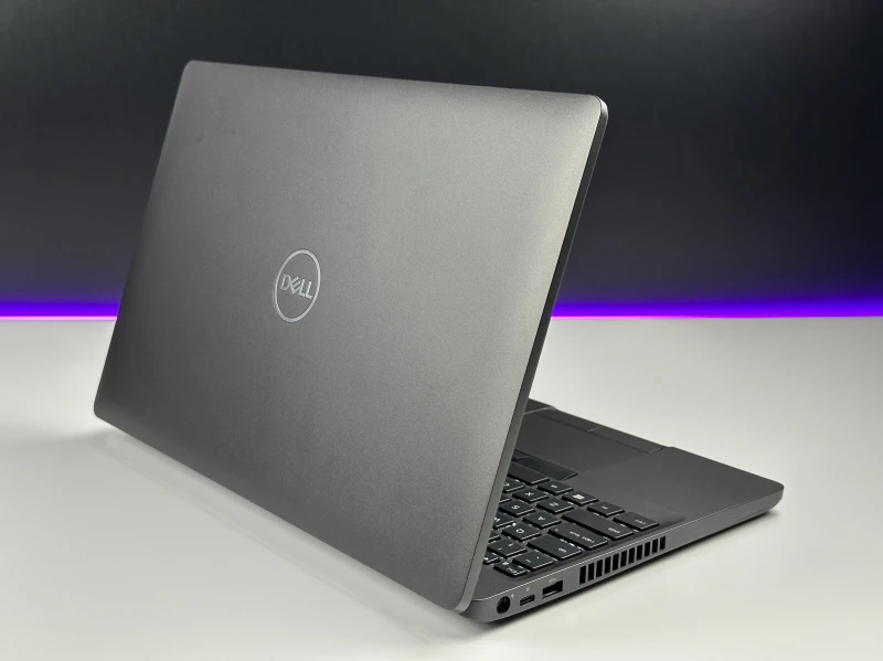 DELL Latitude 5500 i7-8665U, FHD – solidny laptop biznesowy z klawiaturą US, idealny do pracy biurowej i zdalnej. Wydajność i niezawodność. DELL Latitude 5500 i7-8665U, FHD – solidny laptop biznesowy z klawiaturą US, idealny do pracy biurowej i zdalnej. Wydajność i niezawodność.