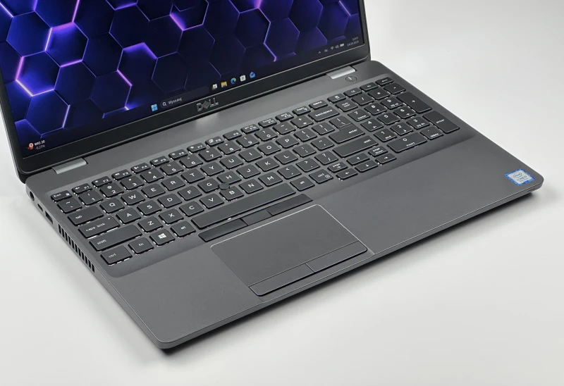 DELL Latitude 5500 i7-8665U, FHD – solidny laptop biznesowy z klawiaturą US, idealny do pracy biurowej i zdalnej. Wydajność i niezawodność.