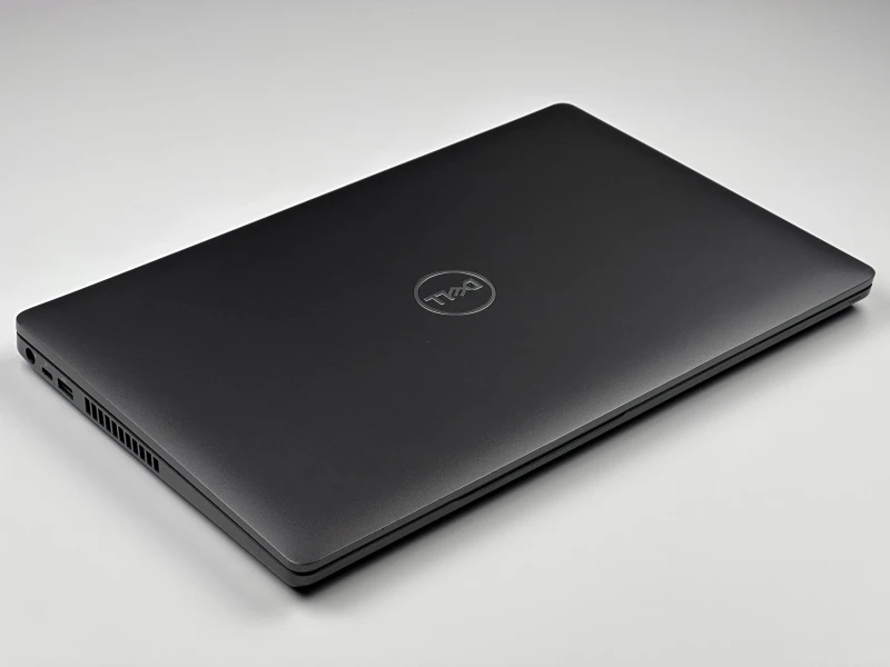 DELL Latitude 5500 i7-8665U, FHD – solidny laptop biznesowy z klawiaturą US, idealny do pracy biurowej i zdalnej. Wydajność i niezawodność.
