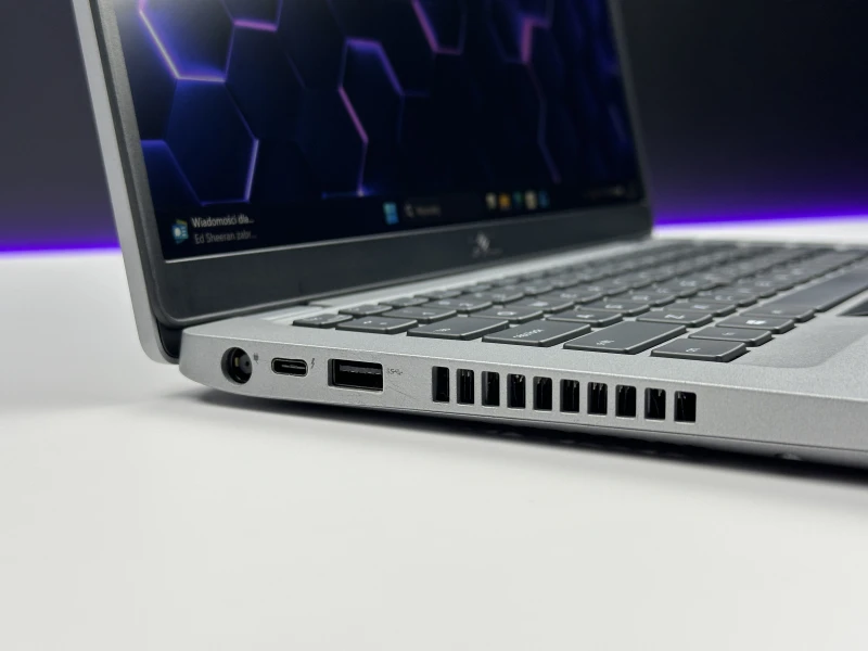 Biznesowy Dell Latitude 5410 z procesorem i7-10810U, ekranem 14" FHD i Intel UHD Graphics. Laptop biznesowy z klawiaturą US i złączem USB-C.