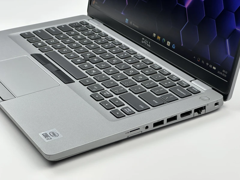 Biznesowy Dell Latitude 5410 z procesorem i7-10810U, ekranem 14" FHD i Intel UHD Graphics. Laptop biznesowy z klawiaturą US i złączem USB-C.