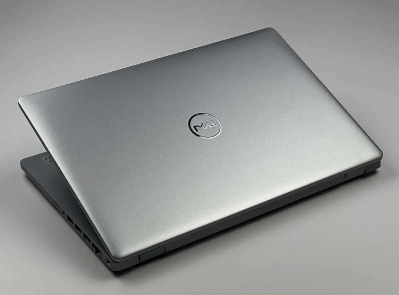 Biznesowy Dell Latitude 5410 z procesorem i7-10810U, ekranem 14" FHD i Intel UHD Graphics. Laptop biznesowy z klawiaturą US i złączem USB-C.
