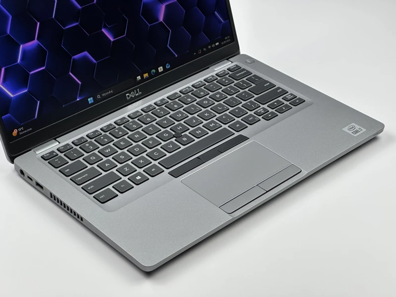 Biznesowy Dell Latitude 5410 z procesorem i7-10810U, ekranem 14" FHD i Intel UHD Graphics. Laptop biznesowy z klawiaturą US i złączem USB-C.