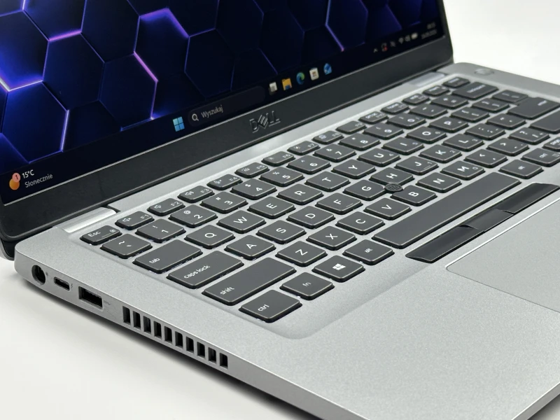 Biznesowy Dell Latitude 5410 z procesorem i7-10810U, ekranem 14" FHD i Intel UHD Graphics. Laptop biznesowy z klawiaturą US i złączem USB-C.