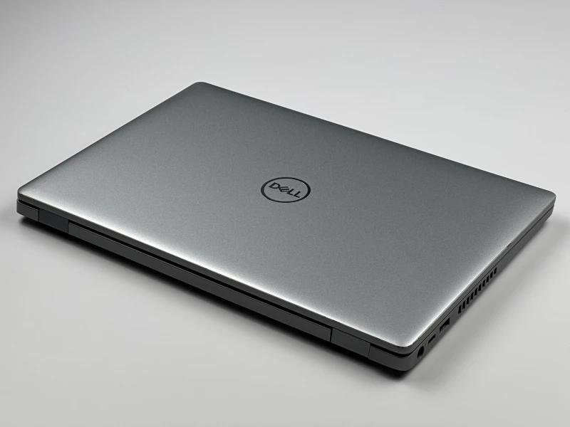 Biznesowy Dell Latitude 5410 z procesorem i7-10810U, ekranem 14" FHD i Intel UHD Graphics. Laptop biznesowy z klawiaturą US i złączem USB-C.