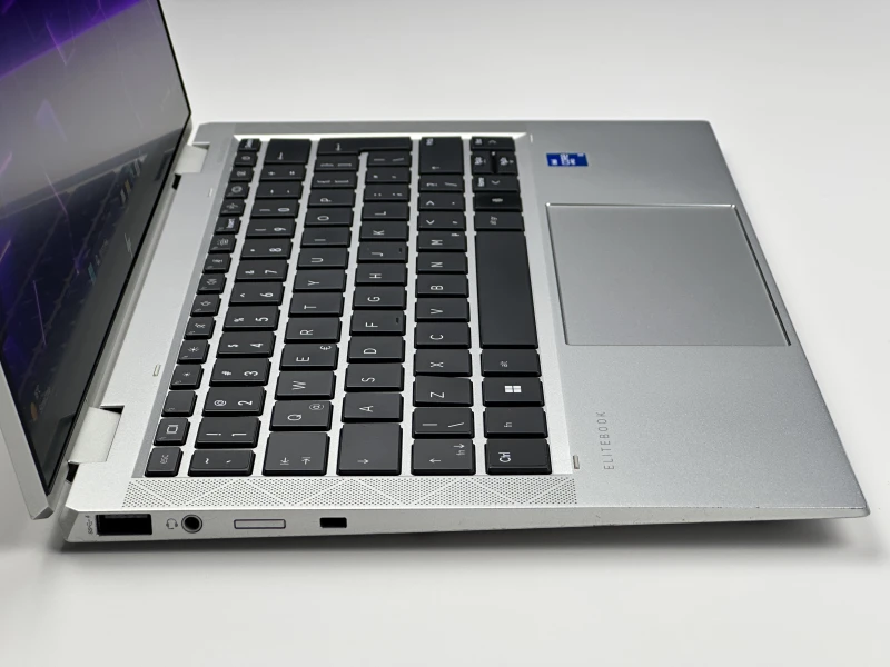 HP EliteBook x360 1030 G8 z i5-1145G7, 16GB RAM, dotykowym ekranem FHD i modemem LTE – mobilność, styl i pełna funkcjonalność.