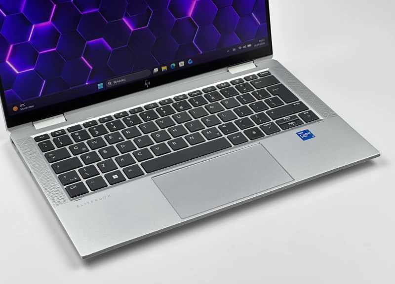 HP EliteBook x360 1030 G8 z i5-1145G7, 16GB RAM, dotykowym ekranem FHD i modemem LTE – mobilność, styl i pełna funkcjonalność.