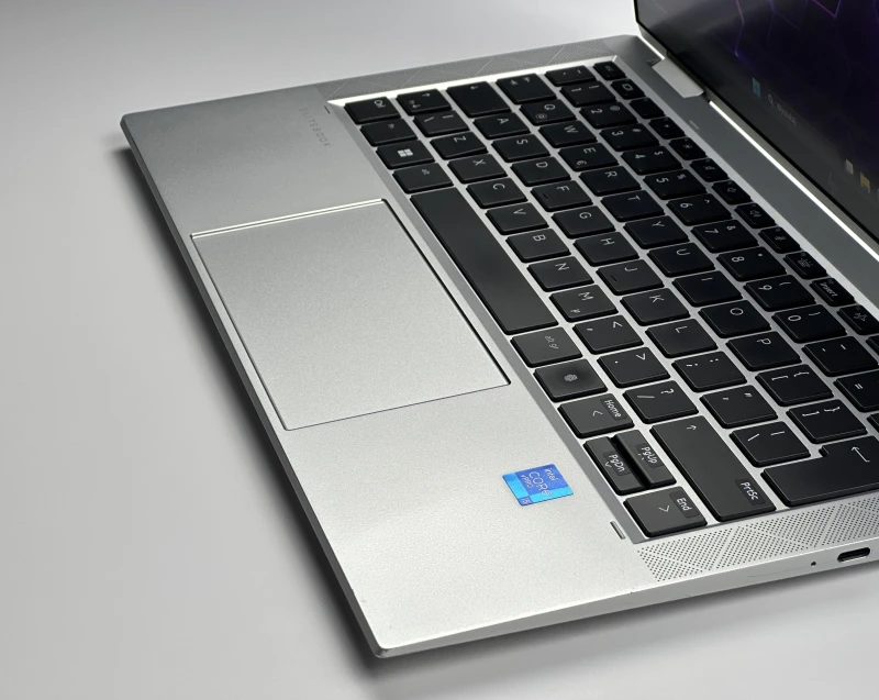 HP EliteBook x360 1030 G8 z i5-1145G7, 16GB RAM, dotykowym ekranem FHD i modemem LTE – mobilność, styl i pełna funkcjonalność.