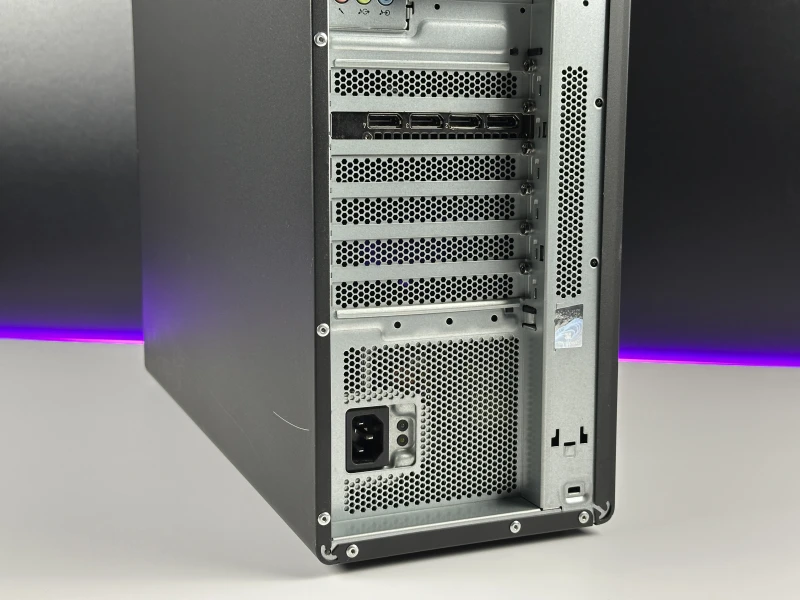 Lenovo ThinkStation P520 Tower z Xeon W-2223, 32GB RAM, SSD 512GB i RTX A4000. Stacja robocza z 8 slotami RAM i szeroką rozbudową PCIe.