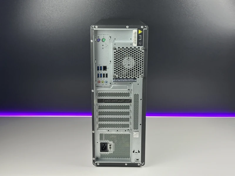 Lenovo ThinkStation P520 Tower z Xeon W-2223, 32GB RAM, SSD 512GB i RTX A4000. Stacja robocza z 8 slotami RAM i szeroką rozbudową PCIe.