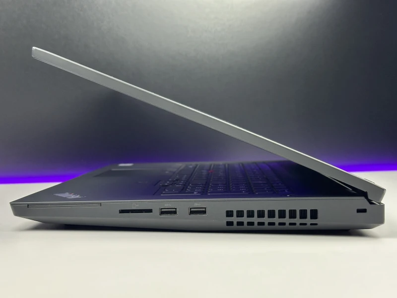 Lenovo ThinkPad P17 Gen 1 - procesor i7-10850H, ekran 17.3", Quadro RTX 3000. Stacja robocza z klawiaturą US, 4 slotami RAM i obsługą dysków M.2.
