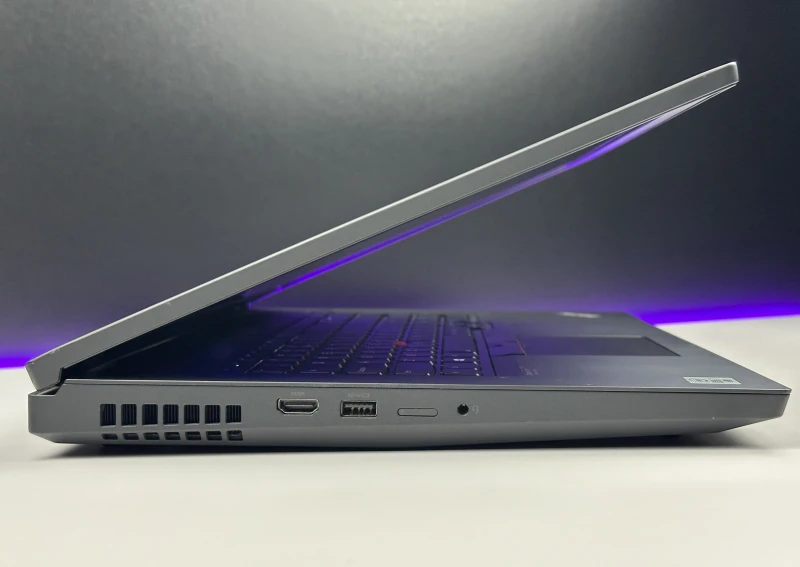 Lenovo ThinkPad P17 Gen 1 - procesor i7-10850H, ekran 17.3", Quadro RTX 3000. Stacja robocza z klawiaturą US, 4 slotami RAM i obsługą dysków M.2.