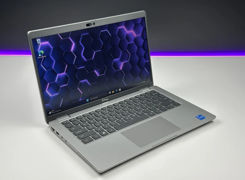 Dell Latitude 5440 z procesorem i5-1335U, ekranem 14" FHD, modemem LTE i grafiką Intel Iris Xe. Laptop biznesowy z klawiaturą US i Thunderbolt 4.