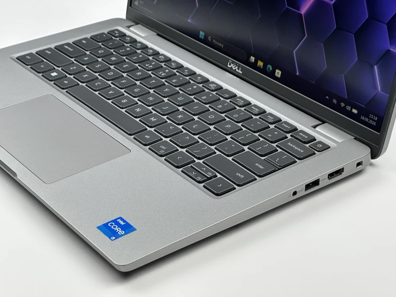 Dell Latitude 5440 z procesorem i5-1335U, ekranem 14" FHD, modemem LTE i grafiką Intel Iris Xe. Laptop biznesowy z klawiaturą US i Thunderbolt 4.
