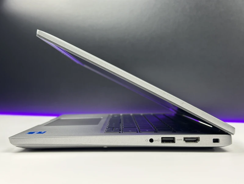 Dell Latitude 5440 z procesorem i5-1335U, ekranem 14" FHD, modemem LTE i grafiką Intel Iris Xe. Laptop biznesowy z klawiaturą US i Thunderbolt 4.