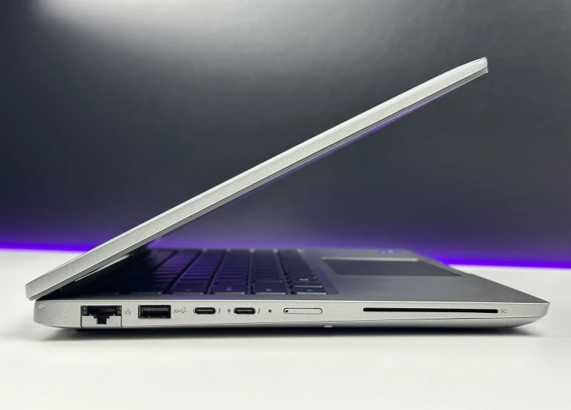 Dell Latitude 5440 z procesorem i5-1335U, ekranem 14" FHD, modemem LTE i grafiką Intel Iris Xe. Laptop biznesowy z klawiaturą US i Thunderbolt 4.