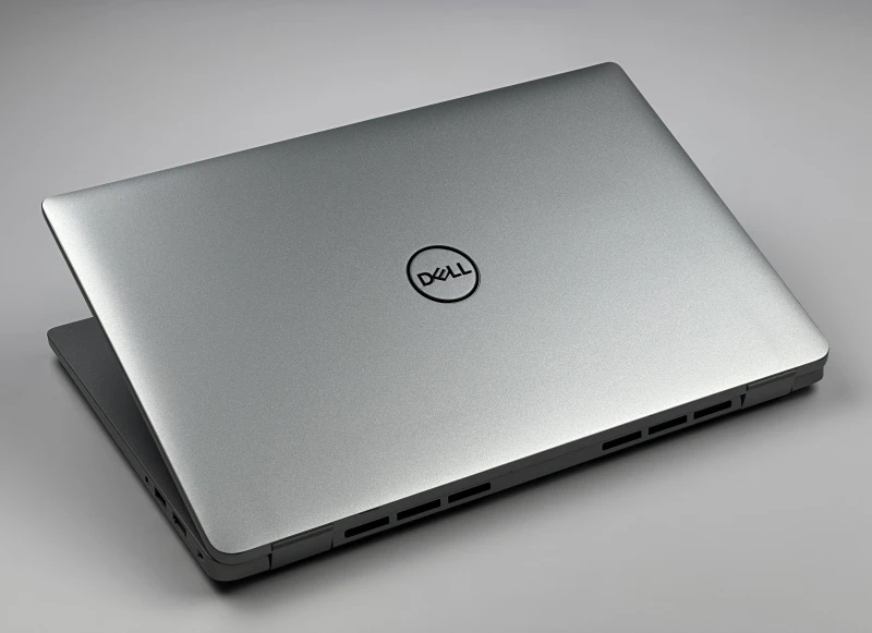 Dell Latitude 5440 z procesorem i5-1335U, ekranem 14" FHD, modemem LTE i grafiką Intel Iris Xe. Laptop biznesowy z klawiaturą US i Thunderbolt 4.