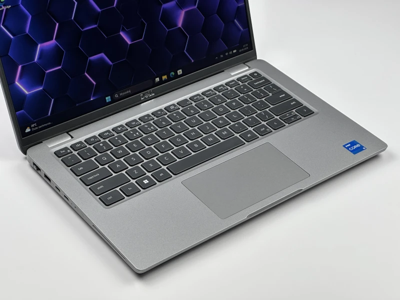 Dell Latitude 5440 z procesorem i5-1335U, ekranem 14" FHD, modemem LTE i grafiką Intel Iris Xe. Laptop biznesowy z klawiaturą US i Thunderbolt 4.