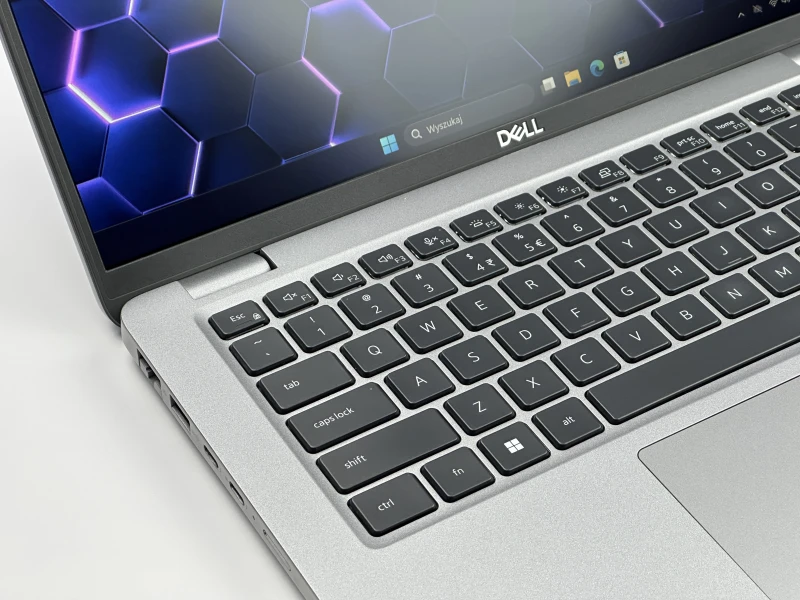 Dell Latitude 5440 z procesorem i5-1335U, ekranem 14" FHD, modemem LTE i grafiką Intel Iris Xe. Laptop biznesowy z klawiaturą US i Thunderbolt 4.