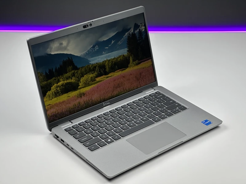 Dell Latitude 5440 z procesorem i5-1335U, ekranem 14" FHD, modemem LTE i grafiką Intel Iris Xe. Laptop biznesowy z klawiaturą US i Thunderbolt 4.