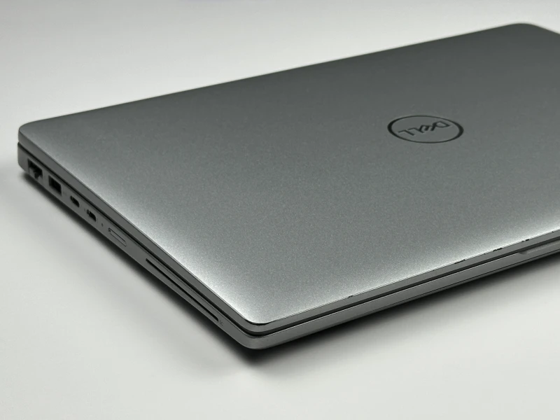 Dell Latitude 5440 z procesorem i5-1335U, ekranem 14" FHD, modemem LTE i grafiką Intel Iris Xe. Laptop biznesowy z klawiaturą US i Thunderbolt 4.
