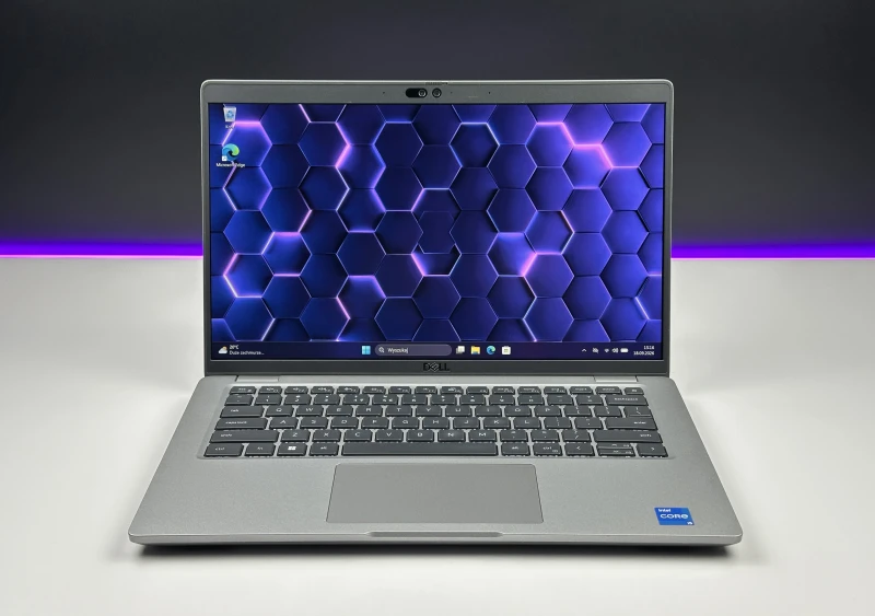 Dell Latitude 5440 z procesorem i5-1335U, ekranem 14" FHD, modemem LTE i grafiką Intel Iris Xe. Laptop biznesowy z klawiaturą US i Thunderbolt 4.