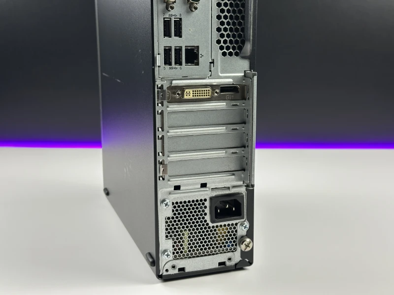 Lenovo ThinkCentre M910s SFF z i7-7700, Intel HD Graphics 630 i napędem DVD. Komputer biznesowy z DisplayPort, VGA i łatwą rozbudową.