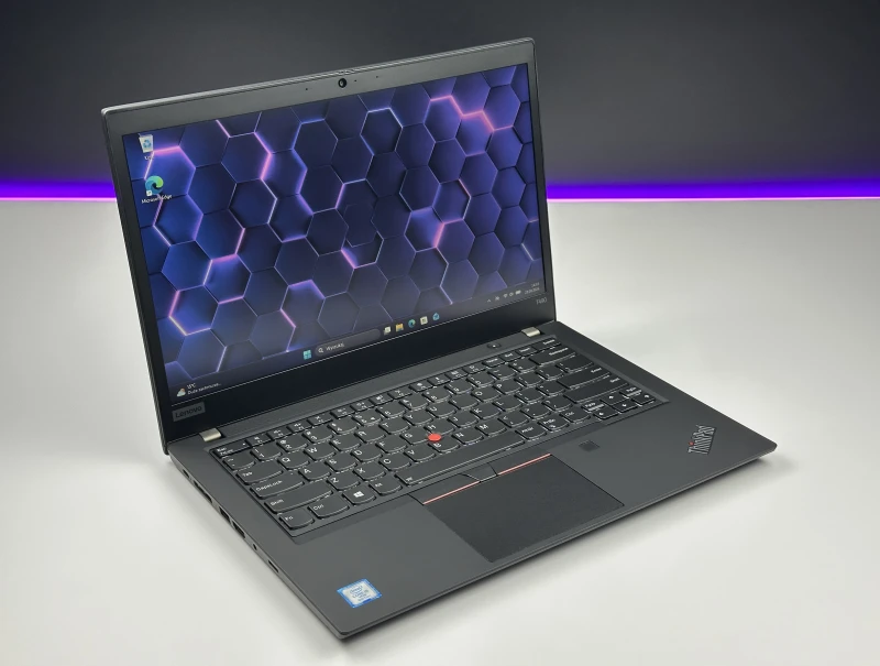 Lenovo ThinkPad T490 z procesorem i5-8365U, ekranem 14" FHD i Intel UHD Graphics 620. Laptop biznesowy z klawiaturą US i złączem Thunderbolt 3.