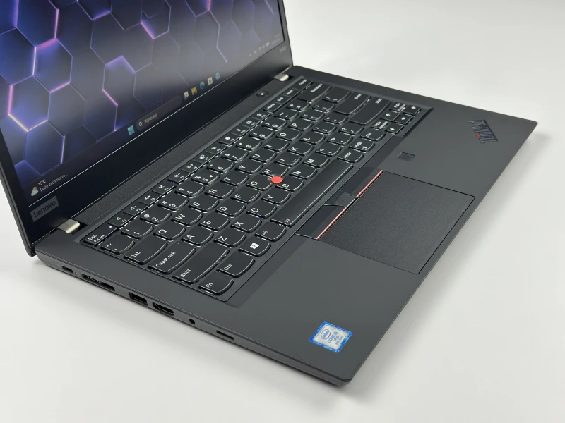 Lenovo ThinkPad T490 z procesorem i5-8365U, ekranem 14" FHD i Intel UHD Graphics 620. Laptop biznesowy z klawiaturą US i złączem Thunderbolt 3.