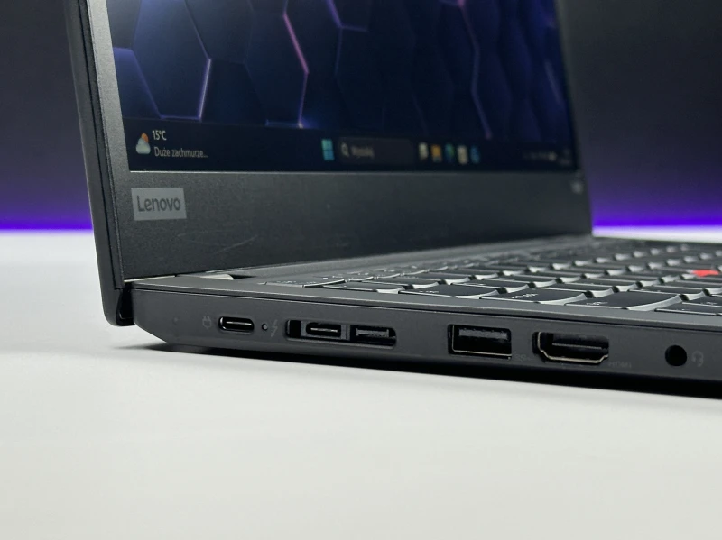 Lenovo ThinkPad T490 z procesorem i5-8365U, ekranem 14" FHD i Intel UHD Graphics 620. Laptop biznesowy z klawiaturą US i złączem Thunderbolt 3.