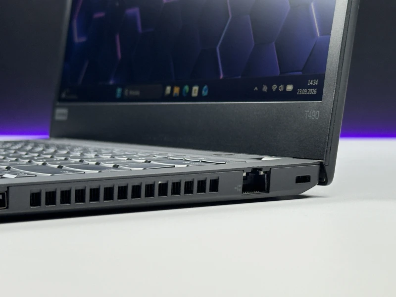 Lenovo ThinkPad T490 z procesorem i5-8365U, ekranem 14" FHD i Intel UHD Graphics 620. Laptop biznesowy z klawiaturą US i złączem Thunderbolt 3.